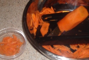 Морковь натереть тонкой соломкой 