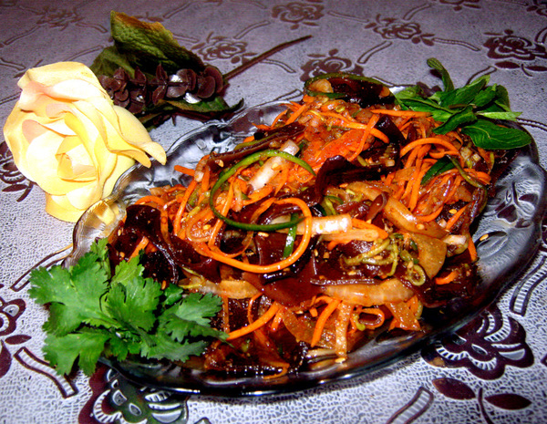 Салат с древесными грибами (корейская кухня)