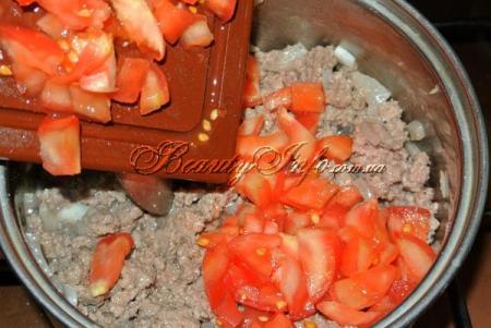 Кладем нарезанный помидор и обжариваем с мясом и луком