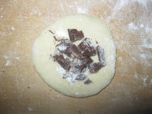 Приготовление булочек с шоколадом - кладем на тесто начинку