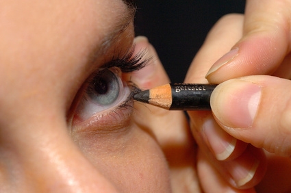 Использование карандаша для глаз