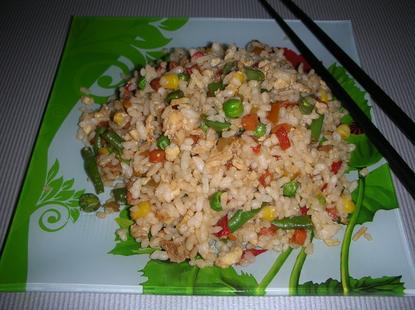 Жареный рис по-китайски с овощами и яйцом