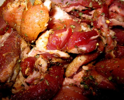 Мясо для колбасы нужно заправить специями и пряностями