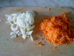 Фаршированные перцы - нарезаем лук и трем на терке морковь