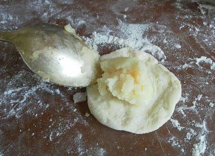 Приготовление пирожков на кефире: кладем начинку