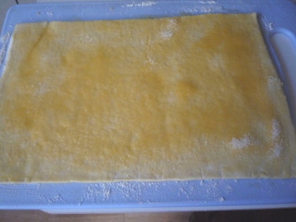 Посыпаем тесто для плюшек сахаром