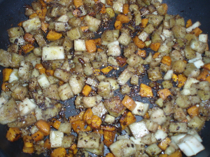 Сабджи - обжариваем морковь и баклажаны