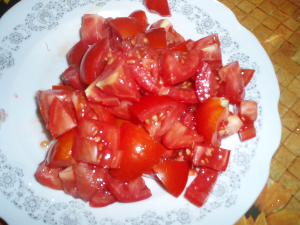 Сабджи - нарезаем помидоры