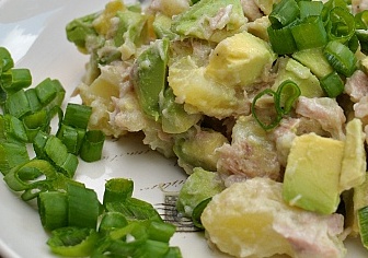 Картофельный салат с тунцом и авокадо