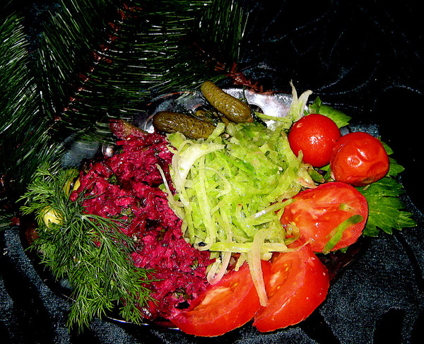 Салат из свеклы, украшенный другими овощами