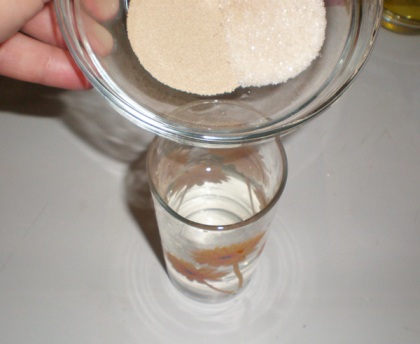 В стакане с теплой водой смешиваем сахар и сухие дрожжи.