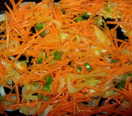 Готовим поджарку из лука, моркови и сельдерея