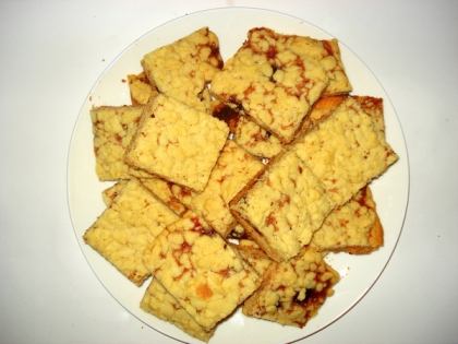 Венское печенье следует разрезать на квадратики в горячем виде, пока оно мягкое