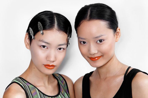 Две девушки с оранжевой помадой на губах