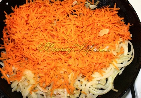 Тушим лук и морковь
