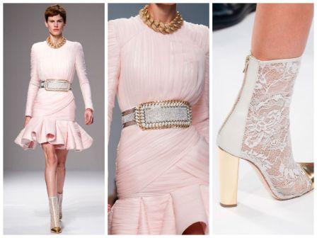 Светло-розовое платье с заниженной талией, пышной юбкой и широким поясом