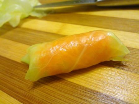 Заверните морковь в капустный лист