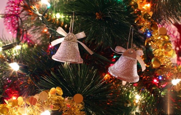 Мишура и колокольчики на новогодней елке