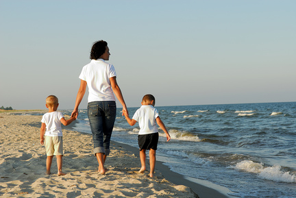 Мамаа с детьми на берегу моря
