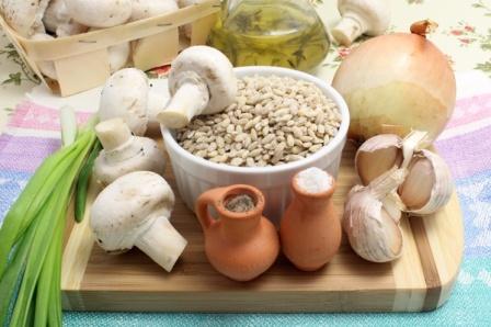 Продукты для приготовления перловой каши с грибами и луком