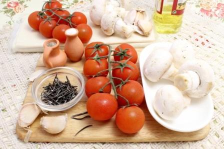 Продукты для приготовления открытого пирога с грибами и помидорами