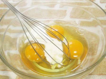 Взбейте яйца со сметаной до однородности