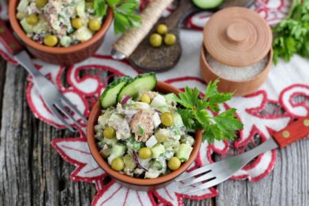 Салат из консервированной сардины - с разными овощами: картофелем, горошком, огурцом, луком