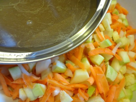 Залейте смесь из овощей горячим маринадом