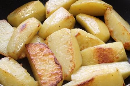 Картофель обжароенный дольками