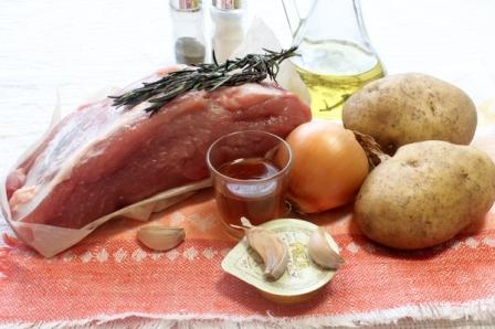 Продукты и специи для свинины с картофелем