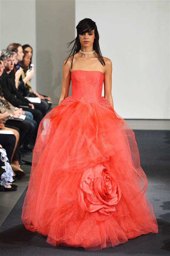 Свадебная коллекция Vera Wang 2014 - красное платье из органзы