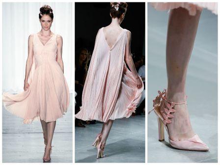 Розовое платье ниже колен плиссированное, с розовой обувью
