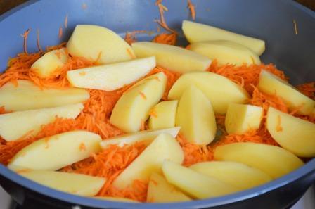 Добавдляем к моркови на сковороду картофель дольками